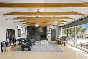 Livingul are o fereastra mare in stil industrial