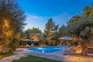 Conacul are si o piscina inconjurata de copaci pentru mai multa intimitate.